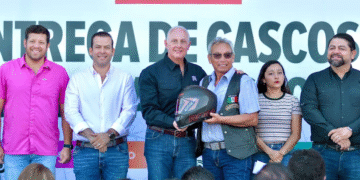 Román Cepeda entrega 500 cascos a motociclistas en Torreón