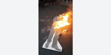 VIDEO: Manifestantes queman una figura de Daniel Noboa durante protesta en Quito